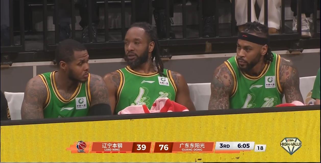 BB Sports-有谁注意到，昨晚比赛中，杨鸣的表情举动，都在发出无声的抗议啊